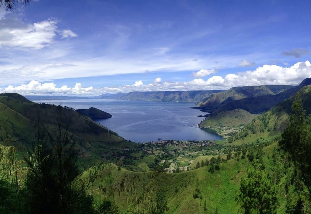 Menikmati Keindahan Alam: 5 Destinasi Pemandangan Danau di Indonesia